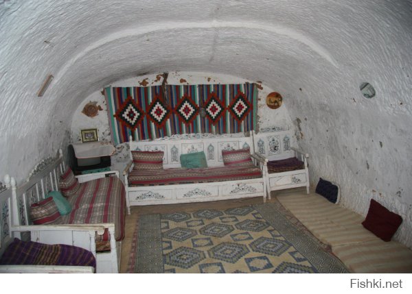 в тунисе такая же картина, только там они называтся берберы. Такие вот "дома" у них.
