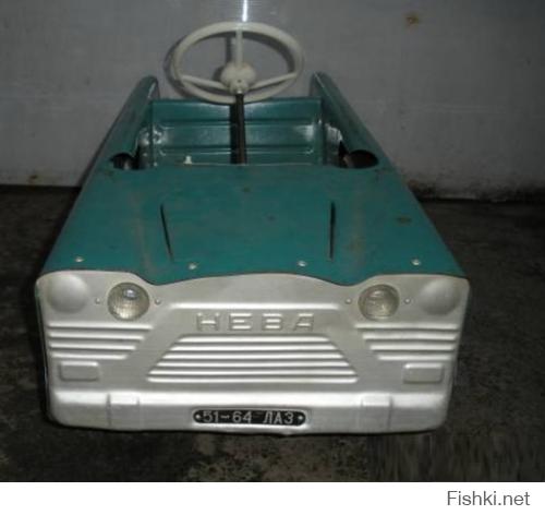 А у этой даже фары горели от "квадратной" батареи 4,5В. Хочу в детство........