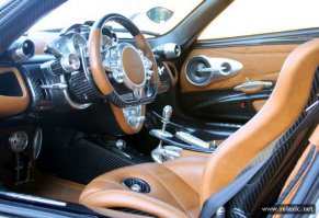 Кстати салон у него соответсвует названию... ))) только я не понял что за хрень в сидении? Насторожило! ))) кажись это Huayra вылезает... ))))