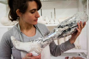 Эти протезы - часть проэкта ‘The Alternative Limb Project ‘(погуглите). Дизайнер Sophie de Oliveira Barata. Она делает как арт протезы, так и естественные.