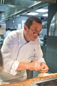 А мне больше нравится их умение завлечь клиента и расхвалить свое заведение, ресторан, блюда. Например: "Вы пробовали кюфта? Нет??? Сейчас я Вам принесу настоящий кюфта, единственный и неповторимый во всей Турции да и во всем мире! У нас сам (и называет известного человека) кёфте заказывает! А еще я Вам принесу салат и апельсиновый фреш - бесплатно! Вы мой лучший клиент, да что там - ты мой брат! я тебя люблю!" ну и далее в том же духе...)))