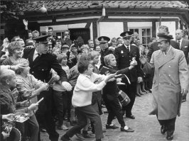 Спустя столько лет, трудно объяснить значимость его подвига. Да и детям трудно понять. И только глядя на старые фотографии из разных стран, на которых видно как его встречали - становится понятно, что он совершил что-то очень, очень, очень великое!!!