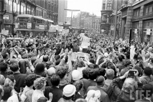 Спустя столько лет, трудно объяснить значимость его подвига. Да и детям трудно понять. И только глядя на старые фотографии из разных стран, на которых видно как его встречали - становится понятно, что он совершил что-то очень, очень, очень великое!!!