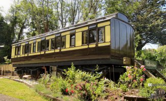 Это обычный старый вагон в лесу. Но стоит лишь приоткрыть дверь