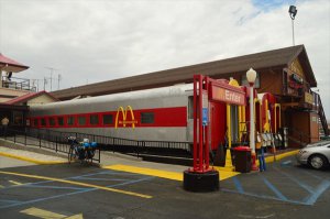 Это обычный старый вагон в лесу. Но стоит лишь приоткрыть дверь