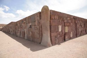 О большинстве из этих находок, да и о многих других малоизвестных очень много рассказал Андрей Скляров (погуглите) в своих статьях и фильмах, за что ему огромное человеческое СПАСИБО! 
Вот только несколько примеров:  
фото 1 - Серапеум в Египте. Огромные саркофаги из очень твердой породы, отполированные изнутри и снаружи до зеркального блеска. Обратите внимание на отражение на верхней плоскости.
Фото 2 - сооружения задолго до инков.