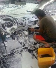 разлил в салоне молоко