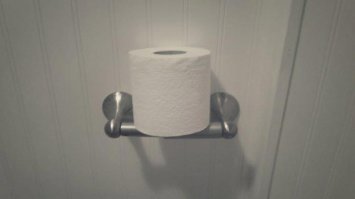 У меня тоже так лежит. Пришлось это сделать из-за кошки, которой понравилось как эта бумага разматывается.