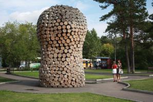 Вот такая ****** из березовых поленьев стоит в городе Канске. Официальное название "Колокольня". Если подергать за проволочные ручки, торчащие по периметру объекта, раздается звук, отдаленно напоминающий колокольный.