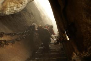 Там и правда страшно, скала почти отвесная...стоит удовольствие 30 юаней, на тебя вешают лямки с двумя карабинами, их поочередно перестегиваешь на трос, смонтированный вдоль всего маршрута(по ходу движения приходится перестегиваться, трос естественно закреплен во многих местах), плюс на всем протяжении деревянная толстая доска под ногами или выемки в камне, но ощущение полета преследует постоянно, из-за движения облаков мимо, и под ногами пропасть метров 800, наверное. Хашань всего 2200 над уровнем моря. И если туда забираться пешком, то тратишь день.

Нужно отметить. что на тропе Лао Дзюня, нам было бы страшнее, но мы ее прошли в тумане, или облаках, и не разберешь, там нет никакой страховки, только цепи по двум сторонам от тропы. 
А кстати, даосские монахи, там бегают без страховки))), и на тропе смерти и на любых тропах  Хуа Шаня вообще, это их горы). С китайского Гора Цветок, она и правда как бы распускается, подобно лотосу, на 5 лепестков-пиков...мы за приезд посетили все 5, это стоит того, все пики разные по содержанию, и по ощущениям.