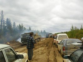 Они развлекаются так...а в России это жизненная необходимость, и водят у нас очевидно лучше, так как преодолеть такие же препятствия на обычном автомобиле да еще и расстояния в разы больше, ну вы понимаете...Трасса м-56 Лена