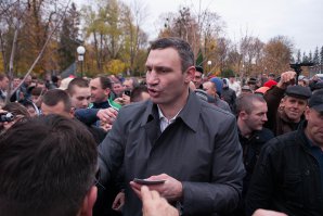 лично фоткал, тогда он выдал "перл" дословно цитирую, "скоро будет уже зима" стоящая рядом со мной молодежь крикнула: Спасибо Кэп! ))) Бабушки, шутку не оценили, мы по ржали ))))