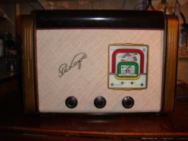 Винтажный CD-плеер. До сих пор работает. К нему прилагается усилитель с динамиками (Рекорд-53).