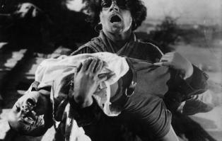 Эту сцену было тяжеловато снять, т.к. для имитации крови использовали варенье, которое малой постоянно слизывал)))