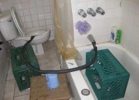 и зачем такую хрень городить? не проще ли смывать кружкой или ведром...