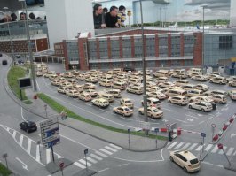 А я там был. Чудо это называется Miniatur Wunderland. Германия в миниатюре.
Аэропорт - это только небольшая часть всей экспозиции. Есть и стадион, и концерт, и железные дороги, и города. Очень много всяких прикольных сценок, которые нужно еще поискать, потому что все довольно-таки мелкое. Например вот - в этом же аэропорту: