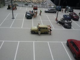 А я там был. Чудо это называется Miniatur Wunderland. Германия в миниатюре.
Аэропорт - это только небольшая часть всей экспозиции. Есть и стадион, и концерт, и железные дороги, и города. Очень много всяких прикольных сценок, которые нужно еще поискать, потому что все довольно-таки мелкое. Например вот - в этом же аэропорту: