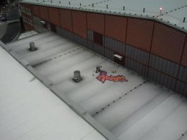 А я там был. Чудо это называется Miniatur Wunderland. Германия в миниатюре.
Аэропорт - это только небольшая часть всей экспозиции. Есть и стадион, и концерт, и железные дороги, и города. Очень много всяких прикольных сценок, которые нужно еще поискать, потому что все довольно-таки мелкое. Например вот - в этом же аэропорту: