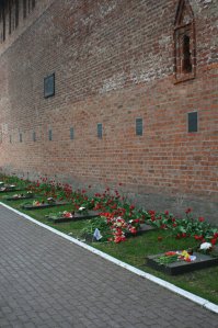 9 мая на аллее героев его могила собирает много цветов, помнят его подвиг смоляне. Но есть там еще одно захоронение цветов на котором еще больше.