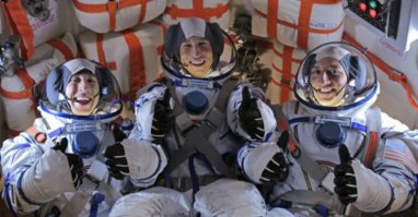 А как же российский космонавт который был на МКС с "хлопушкой" воловитцем (в центре)