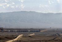 Учитывая опыт каменной кладки и данные фотографии, то большинство фотографий показывают кладку, которой не более 100 лет, т.к. оно сложено так, что непременно поползет, если не чинить. Есть фотографии, кстати, где исторический вид стены не изменен и он не внушает монументальности. К примеру: