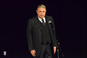 ХМ, ФЭЙК? 1) Нам показали как работает фокус. 2) Всё происходит в солнечный день. 3) Нам не разу не показали то место где должна быть тень от мужика когда он бежит от двери, что непременно заметили-ли бы наблюдающие. => Все люди подставные.  ... ... ... Может фокус и задумывался как суперский, но потерпел фиаско на стадии исполнения, и его "заактёрили".