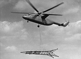 Как они его туда затащили?
Например, МИ-26.
Макс. полезная нагрузка на внешней подвеске - 20 000 кг.