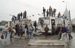 еще, уважаемый не наркоман! почитайте пожалуйста про "августовский путч", посмотрите фотографии, почитайте хронику событий и каким образом была принята и подписана конституция РФ. 1991 год уже тоже все забыли.