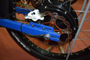 - 230к за что??? за китайское мотор-колесо с контроллером и за раму на алюминиевых заклепках??? При этом за 230к он будет укомплектован минимальным набором батарей и стоковым мотором, без заднего крыла-багажника. 
- педали на велике весом в 50гк!!! да после 5-и минут вращения их, можно легкие выплюнуть, тем более на пересеченной местности.
А вот такое решение "втулить" кабель между вилкой и осью - номинант на премию дарвина. Ось со временем, под действием нагрузок, будет сдвигаться в сторону кабеля пока не передавит его.