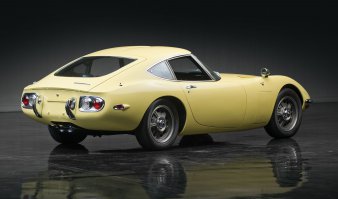 Кстати Toyota 2000 GT из "Живёшь только дважды был" единственным экземпляром без крыши. Шон Коннери просто не помещался в машину с крышей. Закрытая версия выглядела так.