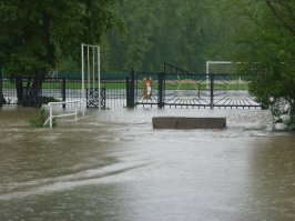 Ровно говоришь? А вот тебе два фото примерно с одного ракурса. На первом 2014, на втором 2015. И это только первая волна паводка, большая вода с гор ожидается в конце мая.