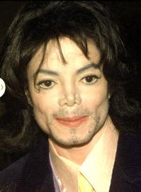 есть такая штука, называется баланс белого, которую сейчас можно выставить в камере. в 2000, конечно же, в связи с тем, что цифровых камер практически не было, но была плёнка, которая сбалансирована на дневной свет 4000-5000К, а вспышка даёт 7000-8000, отсюда и отдаёт синевой.
Вот тебе фотография с правленым балансом