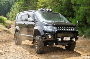 Это ж схренобля он малоизвестный? Это самый зачетный мегапепелац всех времен и народов, несмотря на капризный нрав и дюжий аппетит. Он и в нынешнем кузове хорош, что в наш век одноразовых зализанных мыльниц прямо таки подвиг.