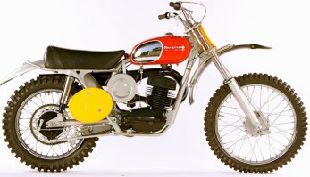 Не, так и положено. Этот вел - стилизация под известный байк HUSQVARNA 400 CROSS приехавший первым на чемпионатах мира по мотокроссу в 1969 и 1970-х годах.