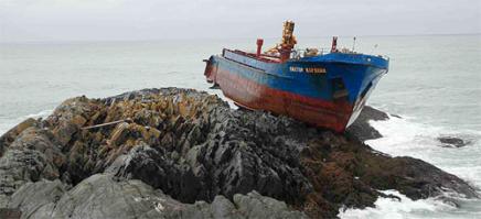 Сухогруз Виктор Корякин. Полуостров Рыбачий, недалеко от мыса Цып-Наволок.
Посетил лично, интересное место, не разграблен ибо хрен доберешься. Корабль вез груз леса в Норвегию, попал в шторм, сорвался с якоря, ночью капитан, чтоб не угробить команду выбросил корабль на скалы. Никто не погиб.