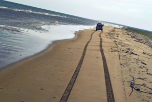 2013 год. Побережье Белого моря, отливная полоса... без шансов на остановку, засосет очень быстро. Так и гнали до камней....