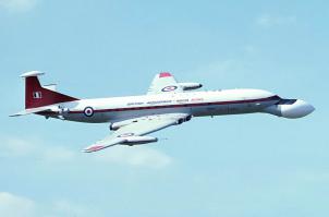 Это De Havilland DH-106 Comet C4
Вот с другого ракурса он же