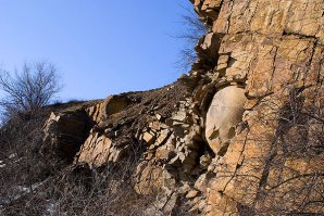 В г. Красный Сулин есть рукотворное  озеро, т.н. каньон, так вот у этого каньона из толщи скалы виднеется интересное образование в виде шара, которое кто-то даже назвал "Шаром желаний"