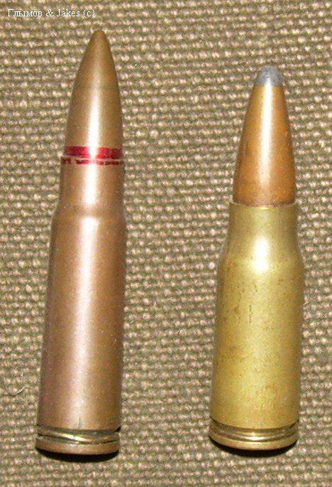 Если говорить о боеприпасах для этих автоматов, то внешнее сходство у них есть, впрочем, как и у многих других боеприпасов мира. Это не удивительно, ведь данная форма пули признана как самая удачная по всем баллистическим характеристикам. Далее если говорить о калибре то в АК-47, как известно, используется патрон калибра 7,62×39 мм. В STG-44 использовался патрон 7.92x33. Схожий калибр тоже можно довольно легко объяснить, ведь до создания оружия такого типа, основным оружием являлись различные винтовки с калибром 7,62.