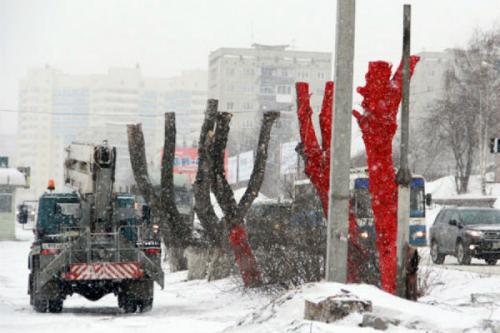 А весной этого года было...26 Марта 2013 Первоуральск, Свердловская область.
Работники ПНТЗ решили «облагородить» улицу Ленина возле Старотрубного завода, куда, как ожидается, днем приедет вице-премьер Владислав Сурков,и покрасили деревья в красный цвет. Была намечена встреча члена правительства с главой международного бюро выставок Висенте Лоссерталесом и презентация ИННОВАЦИОННОГО культурного центра в Первоуральске. Инновации  по-русски: КРАСНЫЕ ДЕРЕВЬЯ!!!))))
Дурдом, переходящий в идиотизм!!!!!!