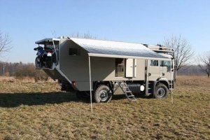 Вот это дом на колесах для путешествий в отпуска или выхи.