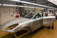 А вот на этой фотке следы покоцанности еще не выпущеного автомобиля.
