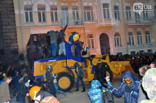 Похоже на тракторе демонстранты то же в Греции беркут давили?