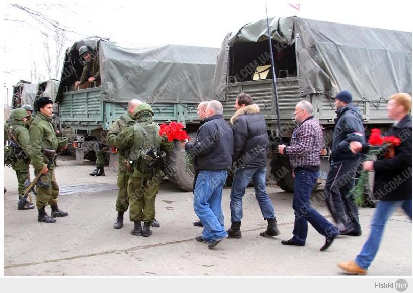 Встречают российских военных. Российские войска встречают с цветами. Российские войска встречают с цветами в Украине. Украинцы встречают российские войска. Как встречают российские войска.