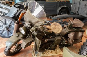 В музее в Черноголовке дедушка-оригинал стоит, красавец:)