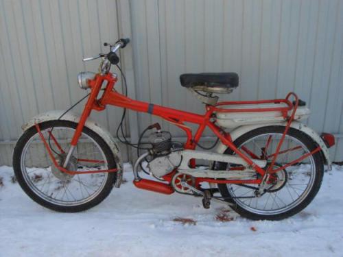 Рига-11. Бак был на заднем багажнике. Стояли на заправках с банками и клянчили у «самосвалов» (Зил-131) бензин, а потом еще надо было достать автол.