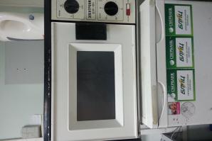 По поводу мат части... для радиосвязи в начале века, да и сейчас иногда, использовались длинные волны, у которых коэф. рассеивания гораздо ниже. А в системах, способных попалить вражью электронику используются УВЧ спектры. Соответственно, чтобы была возможность шмальнуть поодаль, а не подбегать с мискроволновкой впритык к эвм и пр.,необходим оч мощный источник излучения. Кто помнит советские микроволновки? Да это не продукт конверсии был, а тяжелое наступательное вооружение, в чистом виде. А уж реальный агрегат военного назначения, был размером с институт, его разрабатывавший. Теперь это все стало компактным, и можно транспортировать... и да...