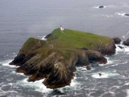 Эйлин-Мор 
Эйлин-Мор - скалистый остров размером 730х460 метров, являющейся, тем не менее, крупнейшим из семи островов Фланнэн в составе Внешних Гебридских островов. Множество столетий эти водные оазисы смерти были необитаемыми: скудная растительность, холодные острые камни и легенды о призраках не терпевших чужаков держали цивилизацию на расстоянии. Спустя годы на Эйлин-Мор был построен небольшой маяк и высажен обслуживающий его персонал в числе 3 человек. При расчёту специалистов сигнальные огни мощностью в 140 тысяч свечей будут видны на мили вокруг. Но 15 декабря 1900 года, в первый же год нового столетия, судна, бороздившие холодные просторы Северного моря, стали отправлять сигналы о неработоспособности маяка.
Источник: