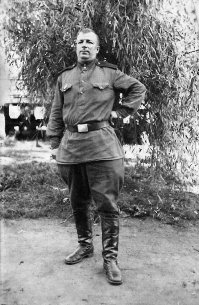 Поделюсь фотографиями из семейного альбома. Брат прабабушки. Первое фото 30 ноября 1942 года - тяжелое время. Второе фото весна 1945 года в Германии - спокойствие и уверенность, Победу уже не отнять!