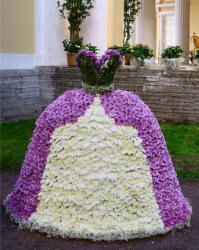 на улице в парках иногда выставляют платья из цветов, в которых все желающие могут сфотографироваться бесплатно. что-то типа этого: